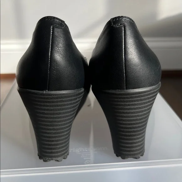 Crocs A-Leigh Closed Toe Wedge - Picture 6 of 9